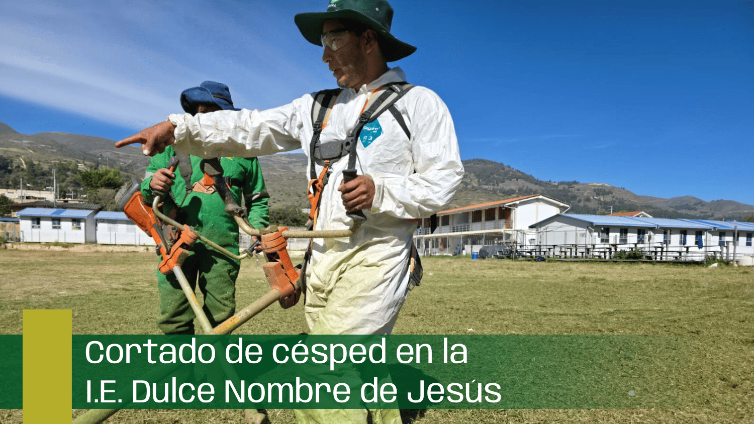 Cortado de césped en la I.E. Dulce Nombre de Jesús